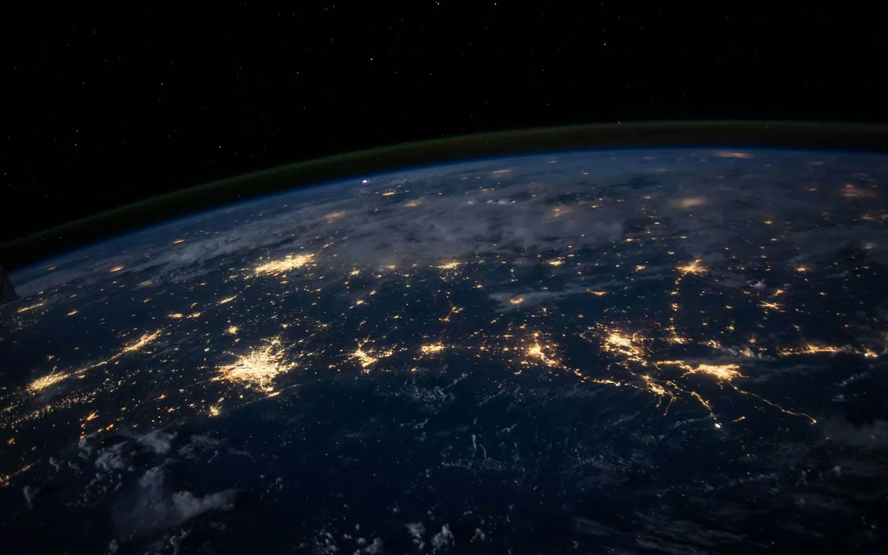 从太空俯瞰城市灯光的夜景