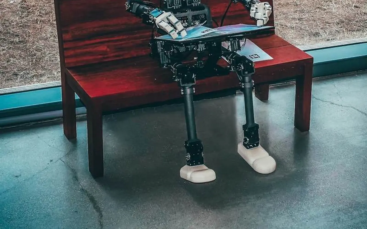 人形机器人与电脑设备同框
